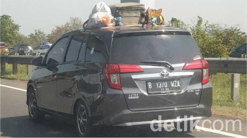 Bawa barang di atas atap mobil diperbolehkan asalkan diikat kuat. Foto: Luthfi Anshori/detikOto